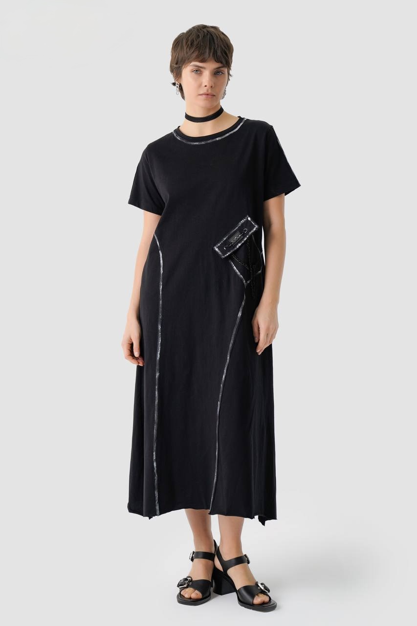 Sukienka z przeszyciami