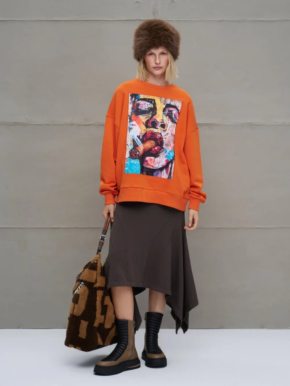 Pomarańczowa bluza z aplikacją