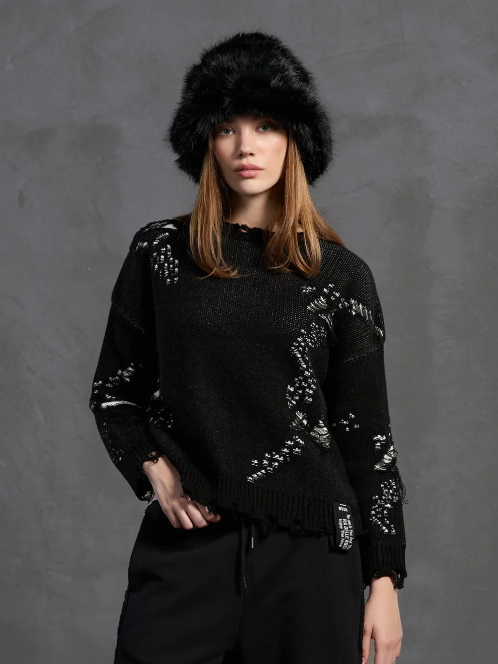 Czarny Sweter z Postrzępionymi Detailami