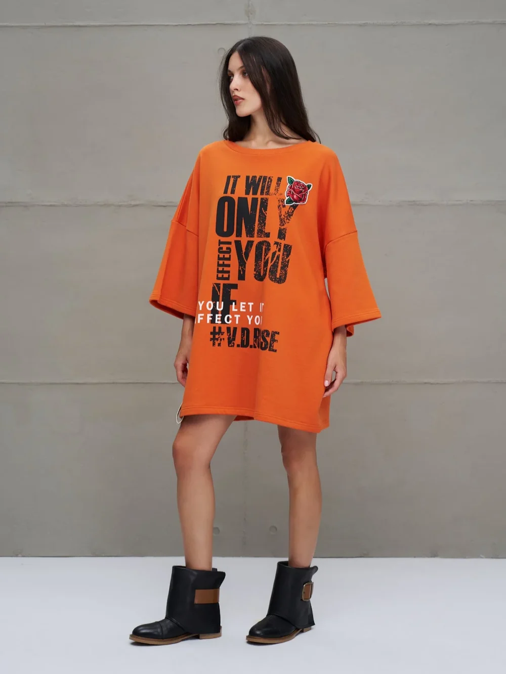 Oversize’owa sukienka typu T-Shirt w kolorze pomarańczowym