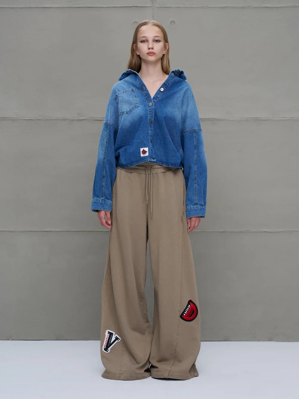 Beżowe Spodnie Dresowe z Naszywkami