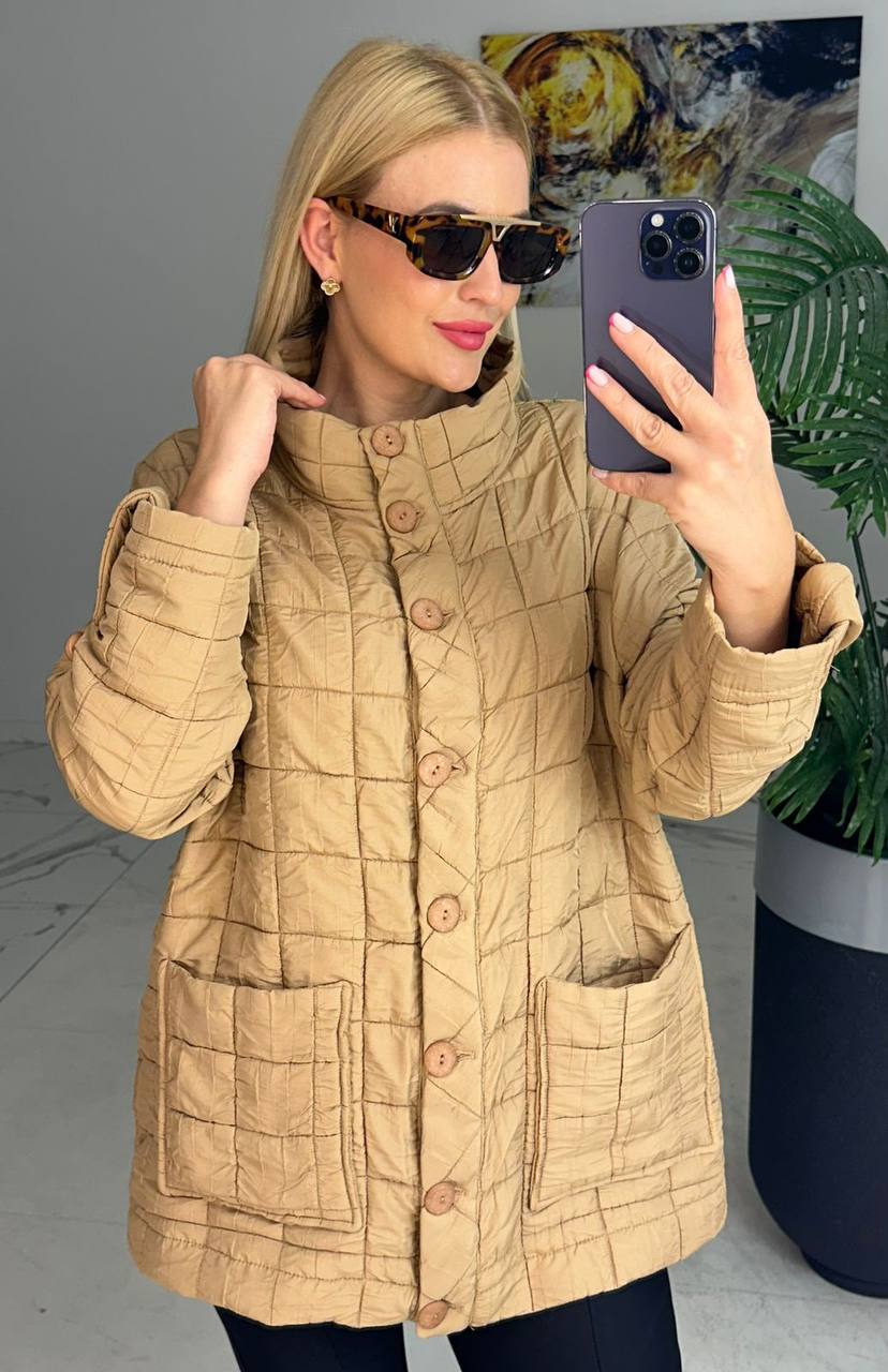 Beżowa Kurtka z Ozdobnymi Guzikami
