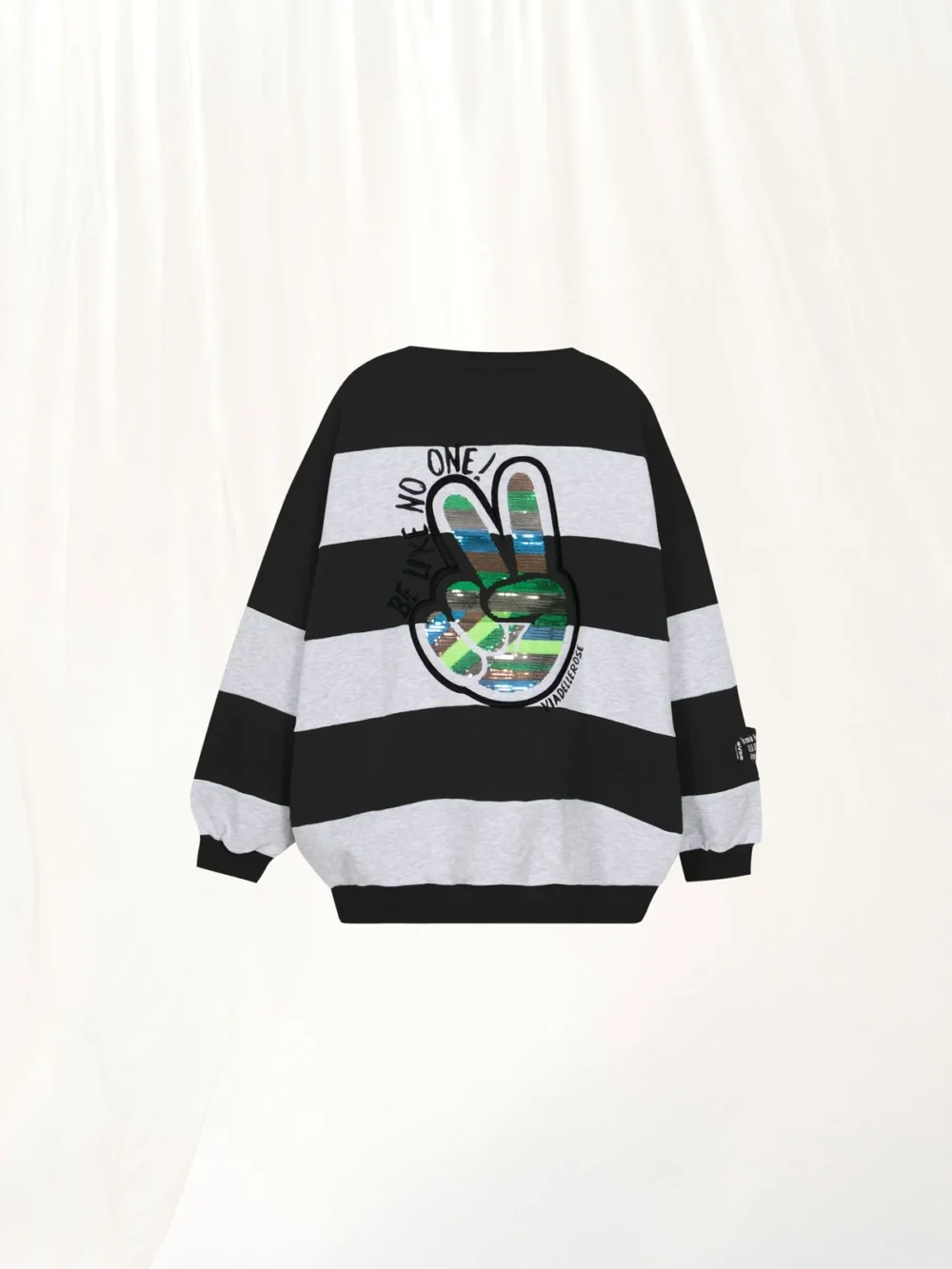 Stylowa bluza w paski z wyjątkową aplikacją