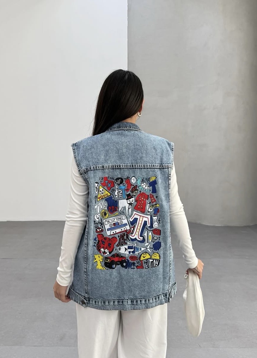 Stylowa Kamizelka Jeansowa z Aplikacją na Plecach