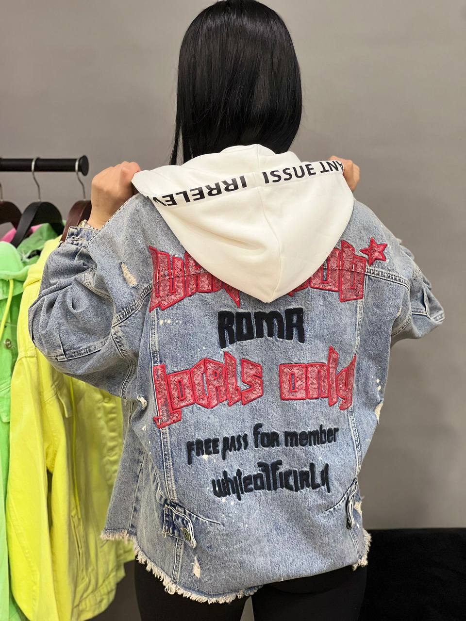 Kurtka jeans z aplikacja na plecach