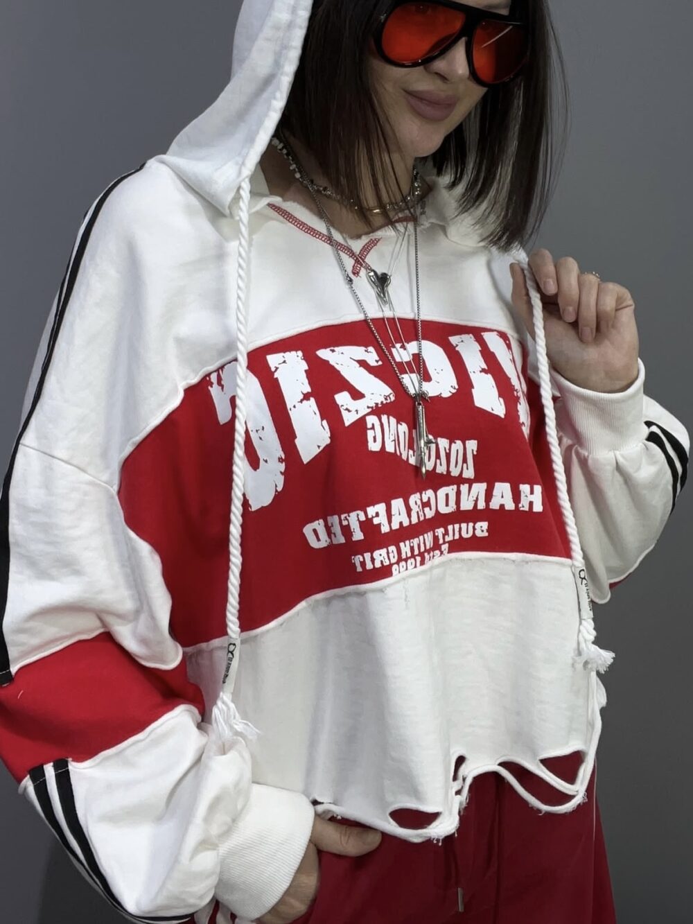 Bluza Viczic biała z czerwonym