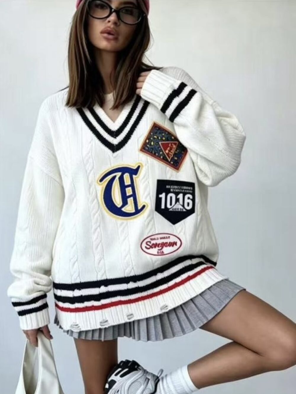 Sweter w serek z aplikacjami